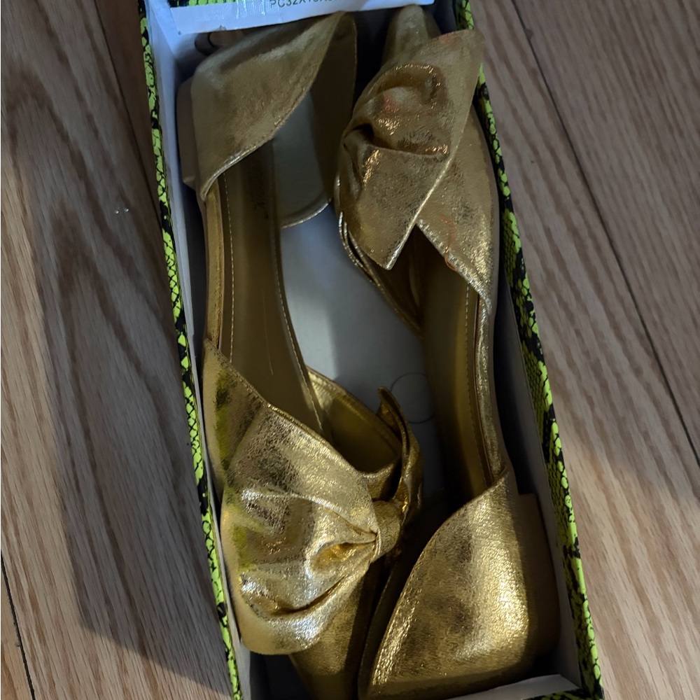 Elegant Gold Women's Flats